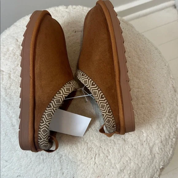 MIA girl Brown and Cream Fuzzy Slippers size 4. NWT! - Picture 7 of 12